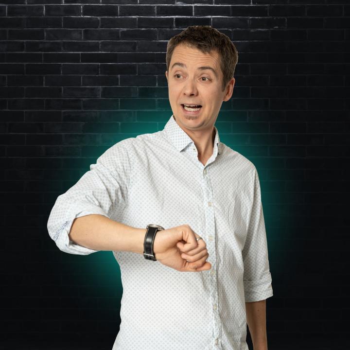 Comedian auf der Bühne bei 3ECKS COMEDY